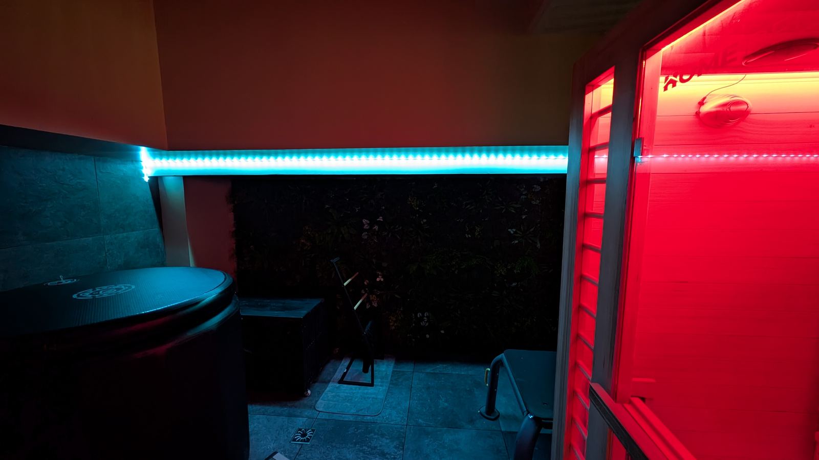 Bain froid éclairé en bleu à côté du sauna infrarouge